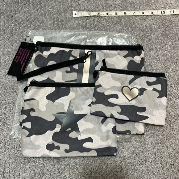 NWT Haute Shore Jet Set Safari Cosmetic Bag Set Three - Picture 7 of 7